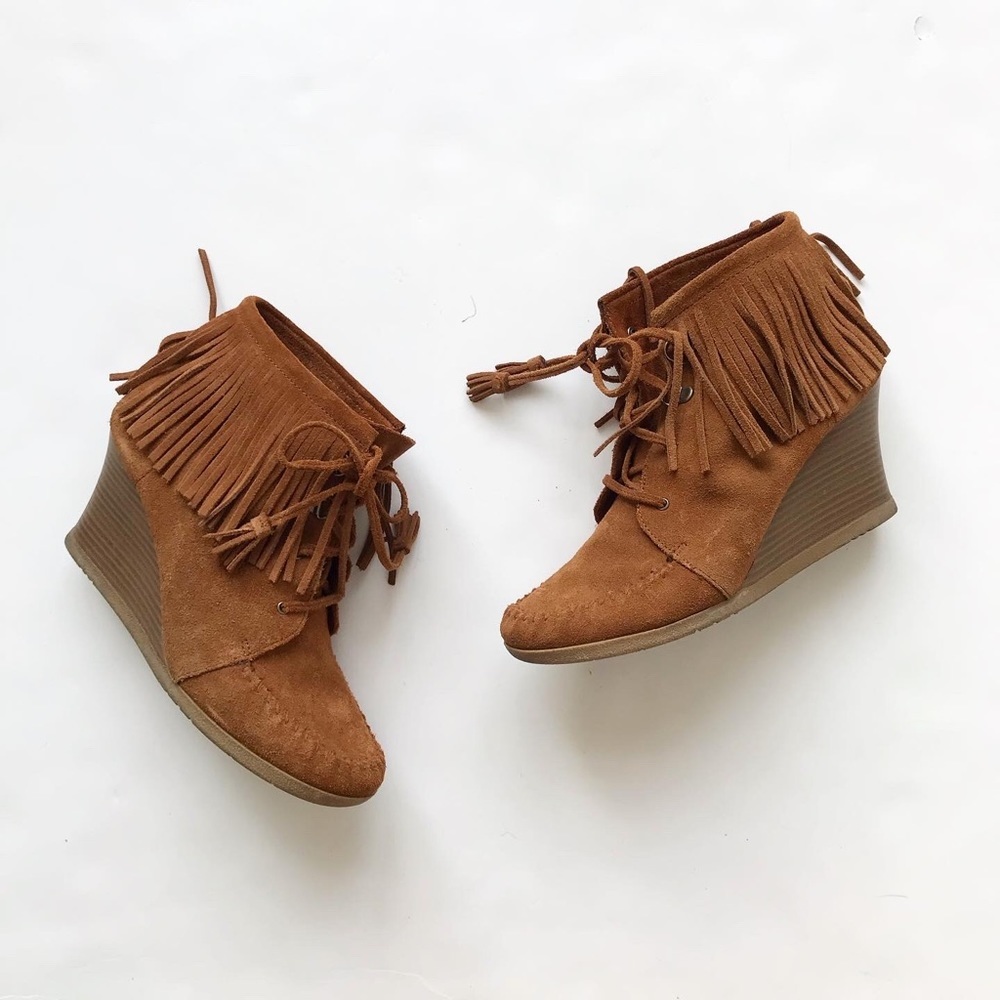 Minnetonka fringe platform short ankle boot Size 9